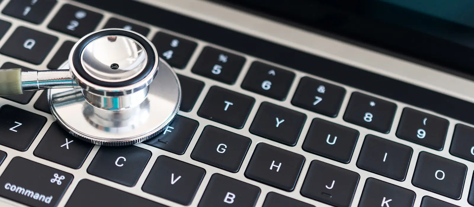 Stethoskop auf einer Laptop-Tastatur